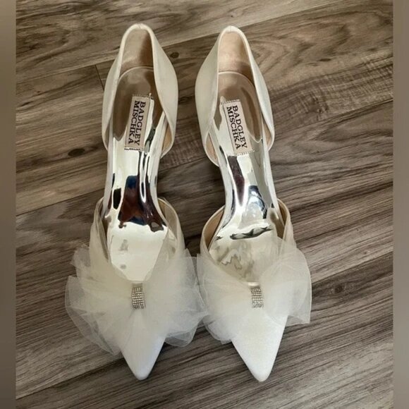 Badgley Mischka White Heels with Tulle Bow - Picture 2 of 4